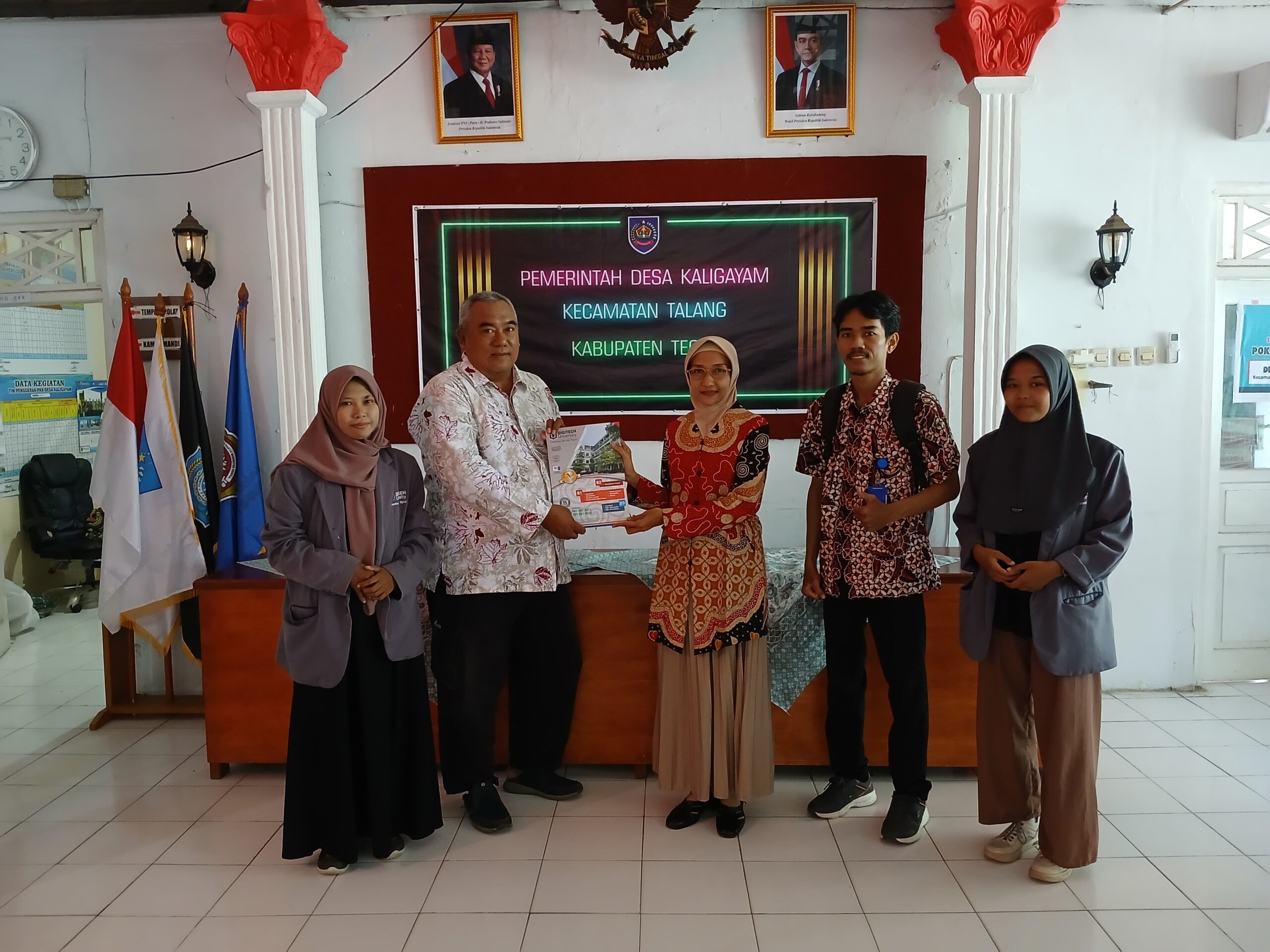 MoU antara Digitech University dengan Kepala Desa Kaligayam