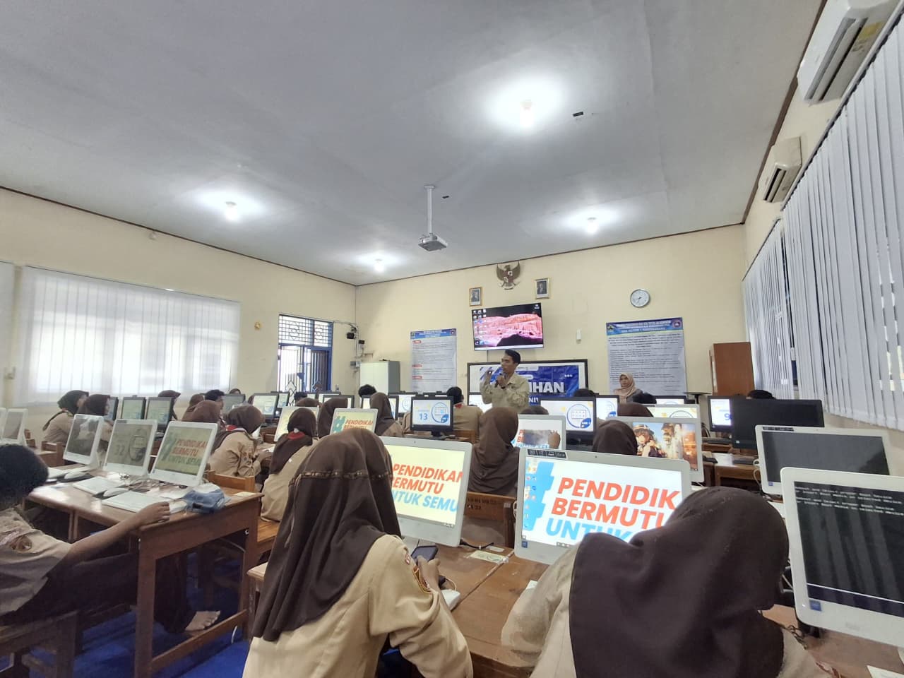 Pelatihan Microsoft Office di SMAN 1 Pagerbarang Tingkatkan Keterampilan Digital Siswa Pelatihan Microsoft Office di SMAN 1 Pagerbarang Tingkatkan Keterampilan Digital Siswa